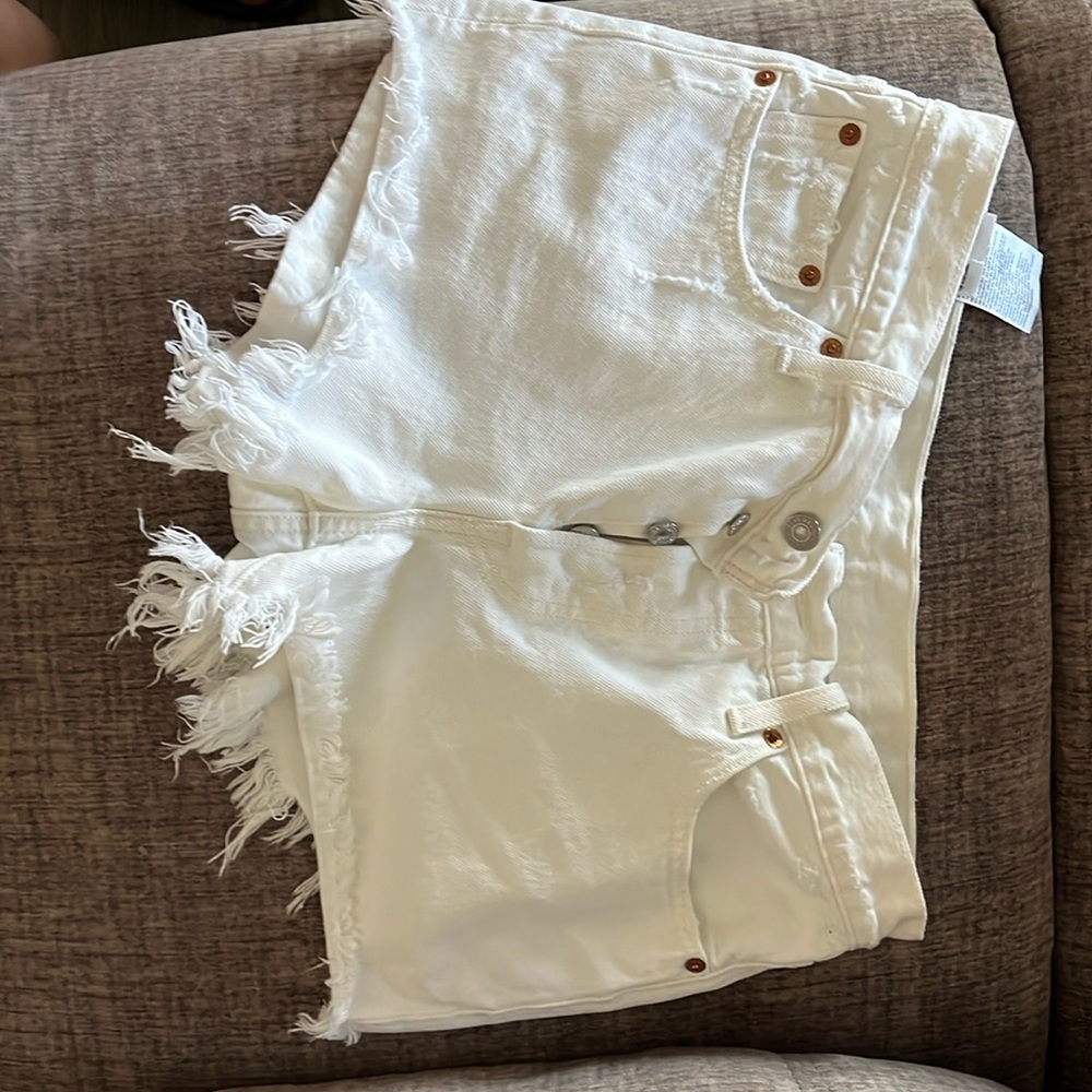Like new Levi’s 501 white shorts size 28